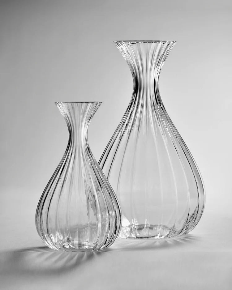 Carafe transparente en verre cannelé